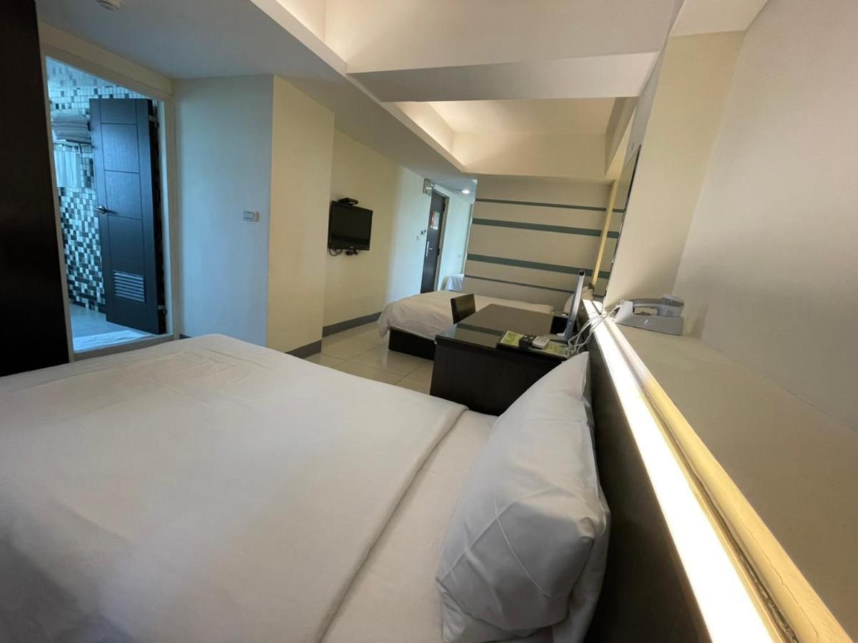 Kiwi Express Hotel - Kaohsiung Station Esterno foto