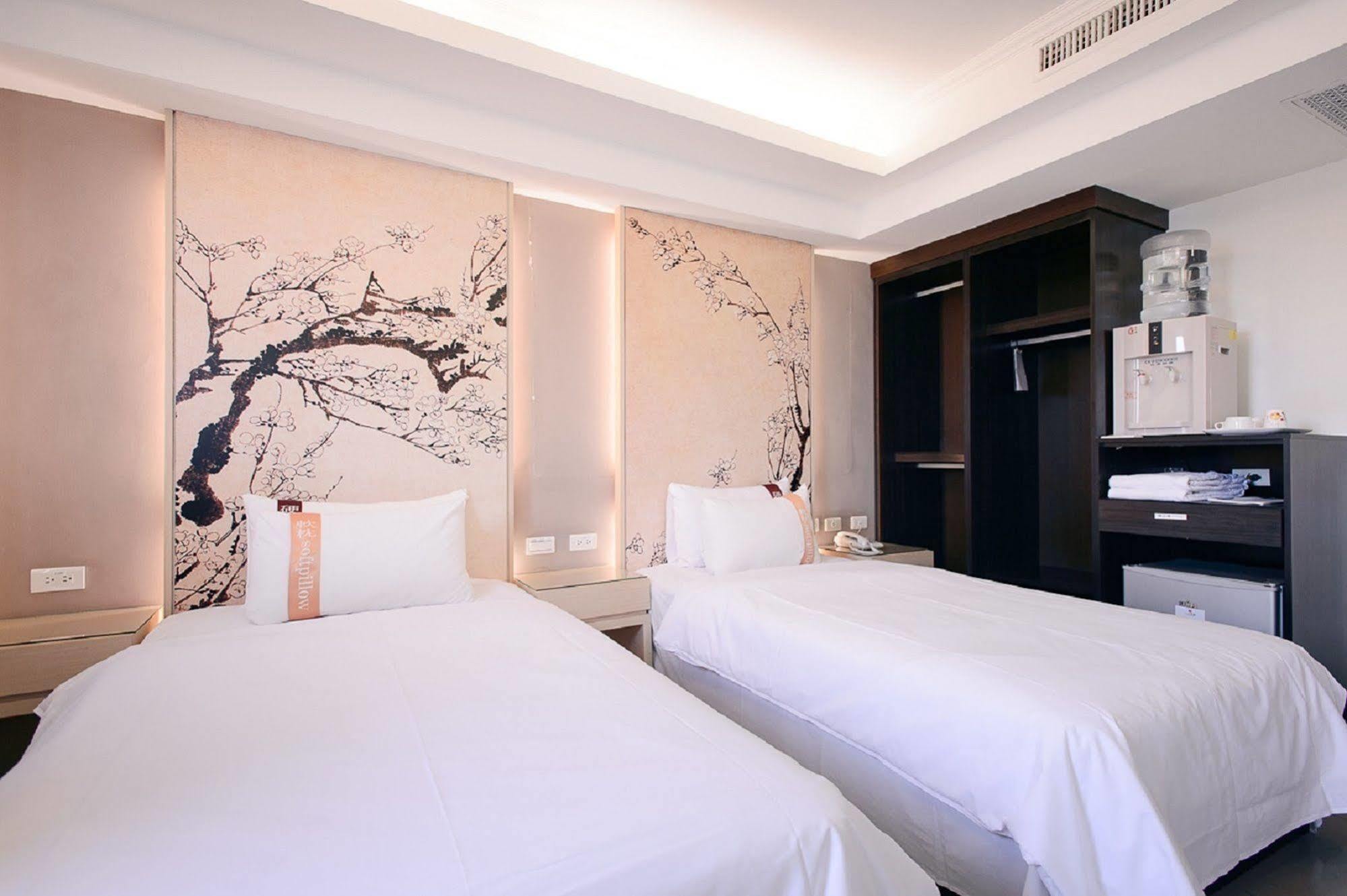 Kiwi Express Hotel - Kaohsiung Station Esterno foto