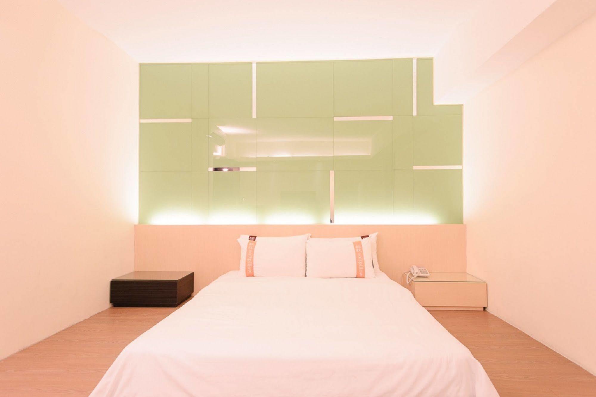 Kiwi Express Hotel - Kaohsiung Station Esterno foto