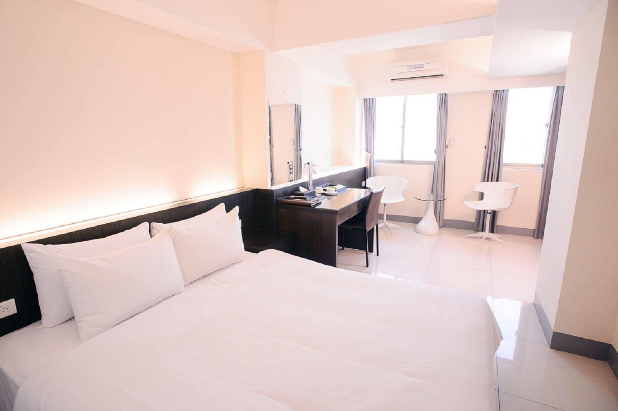 Kiwi Express Hotel - Kaohsiung Station Esterno foto