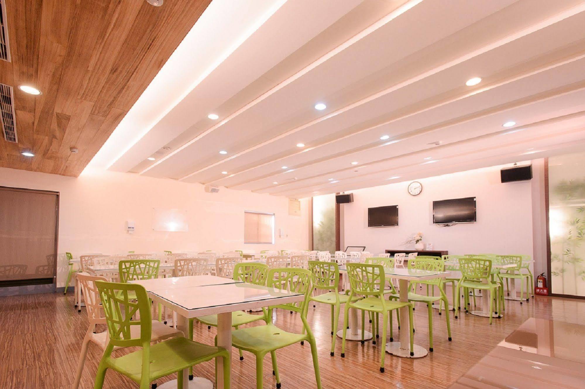 Kiwi Express Hotel - Kaohsiung Station Esterno foto