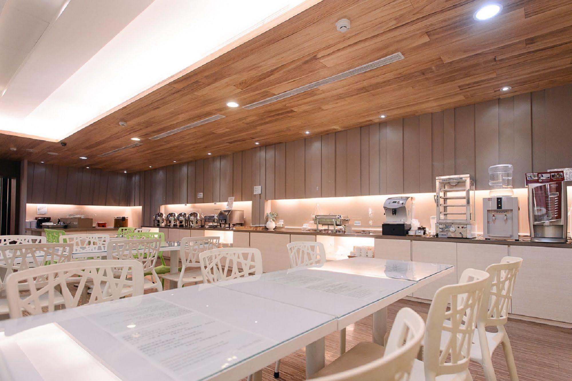 Kiwi Express Hotel - Kaohsiung Station Esterno foto